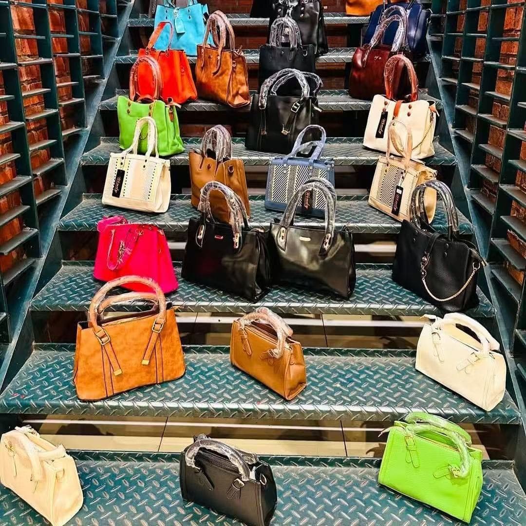 Premium mix ladies handbags ( medium sizes only)